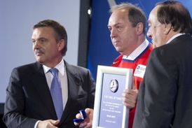 Prezident IIHF René Fasel (vlevo) při uvedení české legendy Milana Nového do Síně slávy.