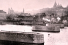 Vltava na jaře v roce 1912, rozestavěný  most u Rudolfina.