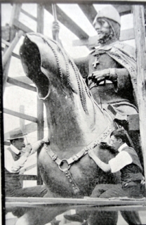 Pomník svatého Václava na Václaváku v červnu 1912. Práce na jezdecké soše.