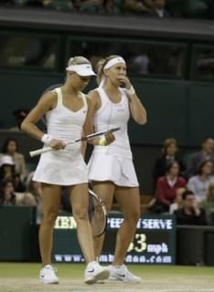 Andrea Hlaváčková (vlevo) s Lucií Hradeckou ve finále Wimbledonu.