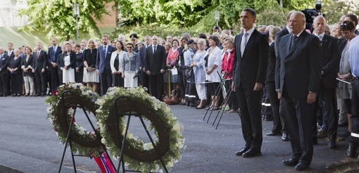 Norsko si připomíná památku obětí atentátníka Breivika (na snímku vpravo norský král Harald V. a vlevo premiér Jens Stoltenberg). 