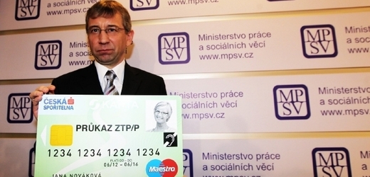 Ministr práce a sociálních věcí Jaromír Drábek se zvětšenou sociální kartou.