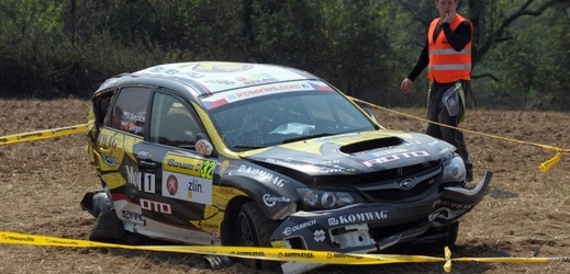 Vůz Subaru Impreza posádky Václava Kopáčka a Tomáše Singera ve 13. z plánovaných patnácti erzet v zatáčce vyletěl z trati a skončil mezi fanoušky.