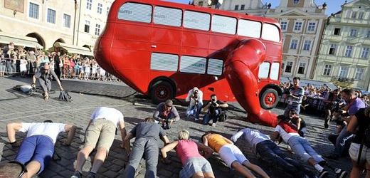 Čeští sportovci u klikujícího autobusu na Staroměstském náměstí.