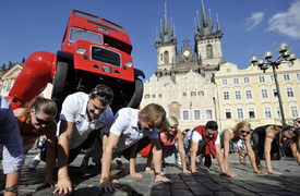 Čeští sportovci u klikujícího autobusu.