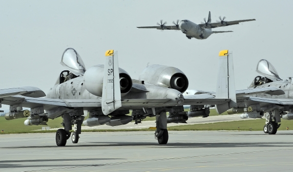 Letecká základna v Náměšti nad Oslavou, 21. září. Na snímku v pozadí odlet stroje C-130J Hercules italského letectva, v popředí americké A10 Thunderbolt II.