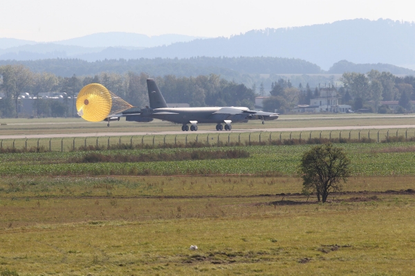 Přistání amerického bombardéru B-52 na letišti v Mošnově.