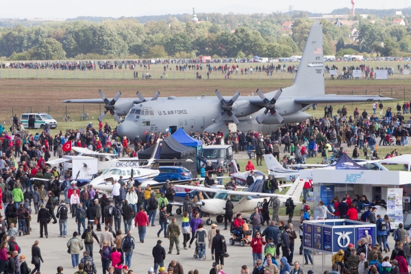 Přistání letounu C 137 Hercules.