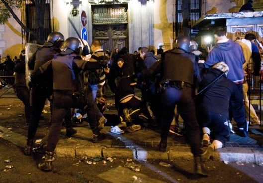 Policie "pacifikuje" protestující.