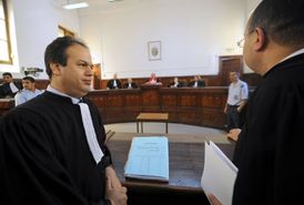 Obhájci a soudci v soudní síni v Tunisu (ilustrační fotografie).