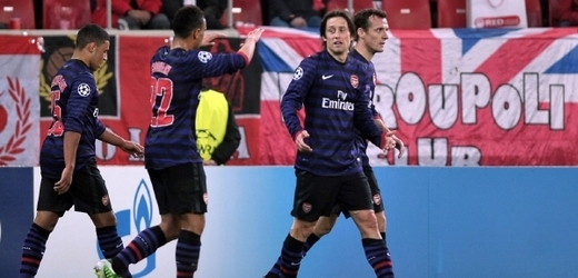 Arsenal od blamáže neuchránil ani střídající Tomáš Rosický.