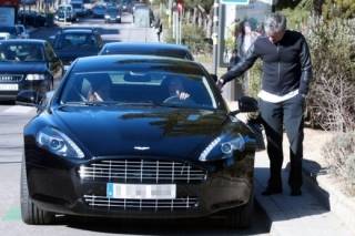 Ani jeho trenér José Mourinho si nemusí stěžovat. Se svou rodinou se po ulicích Madridu prohání v luxusním Aston Martinu.