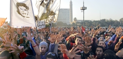 Fanoušci týmu Al Ahlí při demonstraci. Na vlajkách jsou vyobrazeny tváře některých obětí neštěstí z února 2012.