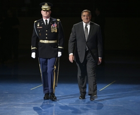 Leon Panetta už slavnostně odcházel z vedení Pentagonu. Zatím tam ale musí ještě zůstat.