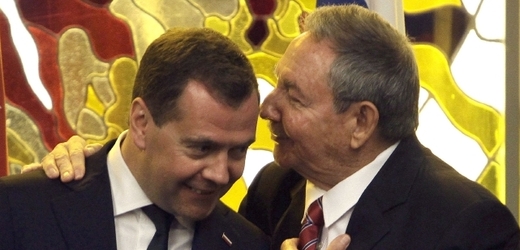 Ruský premiér Dmitrij Medveděv (vlevo) a kubánský prezident Raúl Castro.