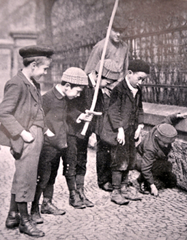 Pražské děti při hře kolem roku 1913.