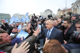 Odstoupivší premiér Borisov se svými příznivci před parlamentem.