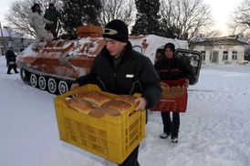 Nouzová dodávka potravin do obce Levski.