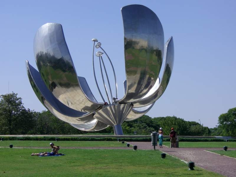 Obří květ Floralis Genérica se otevírá přesně v osm hodin každé ráno v argentinském Buenos Aires. (Foto: travelandleisure.com)