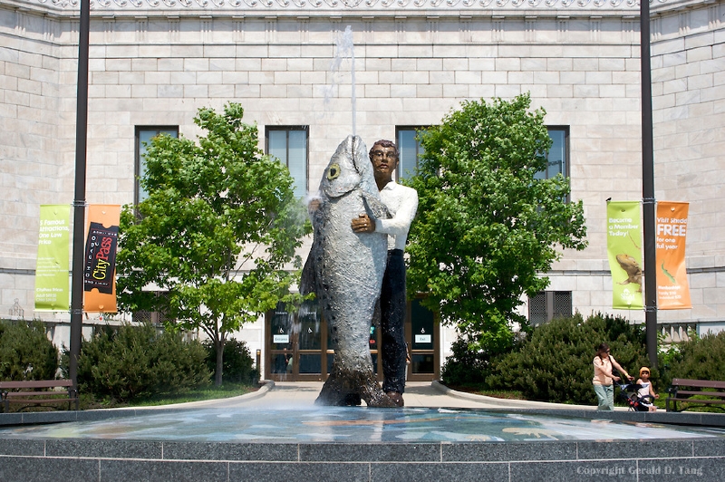 Muž s rybou (Man with Fish) stojí před akváriem Shedd v Chicagu. (Foto: tangsphoto.photoshelter.com)