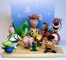 Woody, Buzz Rakeťák, Pan Brambůrek, Rex, Jezevčík Slinky, Andy, Sid a další postavičky z celovečerního amerického animovaného film Toy Story – Příběh hraček.
