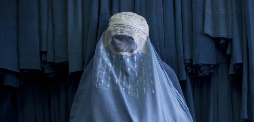 Tradiční afghánská burka ztrácí svou oblibu.