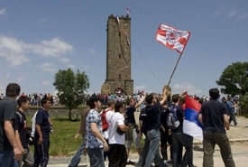 Kosovští srbové u památníků na Kosím poli.