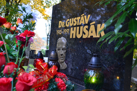 Husákův hrob v Bratislavě bývá obložen květinami. Budeme rehabilitovat Husáka i v českých zemích?