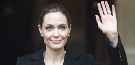 Herečka Angelina Jolie si nechala preventivně odstranit prsní žlázy.