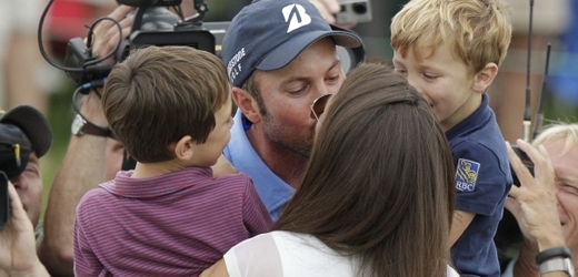 Americký golfista Matt Kuchar slaví triumf s rodinou.