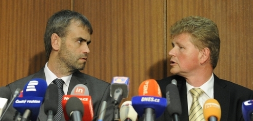 Ředitel ÚOOZ Robert Šlachta (vlevo) a olomoucký vrchní státní zástupce Ivo Ištvan.