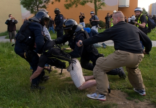 Policie zasahovala na sídlišti Máj proti desítkám účastníků nepovolené protiromské demonstrace v Českých Budějovicích. Několik jich zadržela.