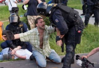 Policie zasahovala na sídlišti Máj proti desítkám účastníků nepovolené protiromské demonstrace v Českých Budějovicích. Několik jich zadržela.