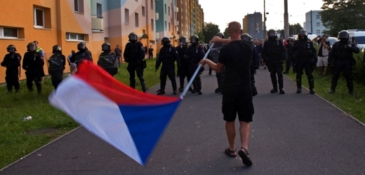 Policie zasahovala na sídlišti Máj proti desítkám účastníků neohlášené protiromské demonstrace v Českých Budějovicích. 