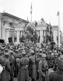 Armáda během puče roku 1953 před budovou parlamentu v Teheránu.