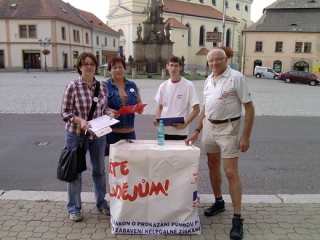 V srpnu v Rokycanech ještě straně věřili a pilně sbírali podpisy pod petici na podporu majetkových přiznání (zleva Dita Portová, Iveta Krynesová, Petr Král, Jan Kůrka).