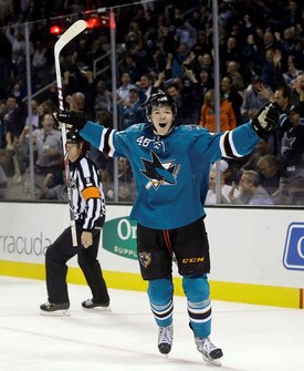 Tomáš Hertl oslavuje jeden ze čtyř gólů do sítě New Yorku Rangers.