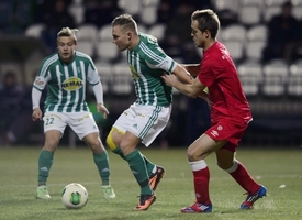 Fotbalisté Bohemians (vlevo) i Brna budou v jarní části bojovat o záchranu.