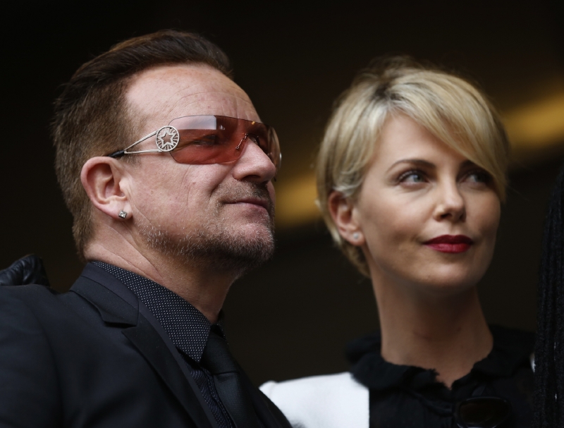 Pietní událost navštívili také frontman U2 Bono a jihoafrická herečka Charlize Theronová. (Foto: ČTK/AP/ Ben Curtis)