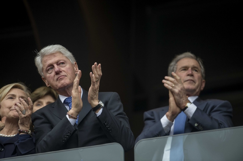 Kromě Baracka Obamy s chotí z USA dorazili také Hillary Clintonová s manželem Billem a George W. Bush. (Foto: ČTK/Scanpix Sweden/Jonas Ekstromer)