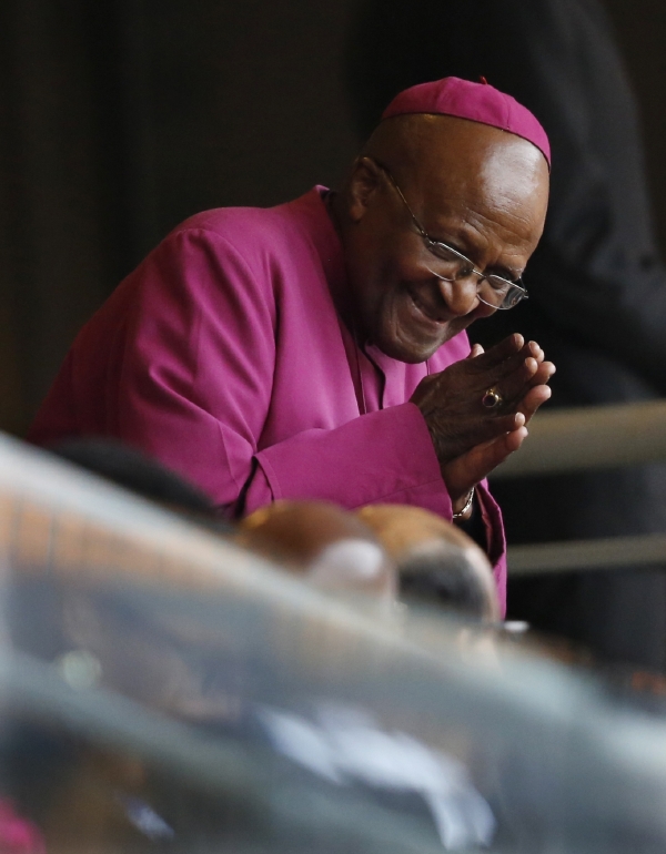 Na pietním ceremoniálu nechyběl ani jihoafrický anglikánský arcibiskup a držitel Nobelovy ceny za mír Desmond Tutu. Stejně jako Mandela byl odpůrcem politiky rasové segregace. (Foto: ČTK/AP/Ben Curtis) 