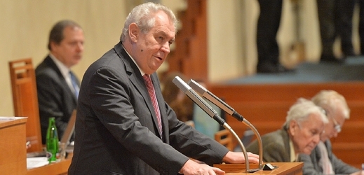 Prezident Miloš Zeman oznámil, že se chce pravomoci vzdát, po sporu o jmenování Martina Putny profesorem.