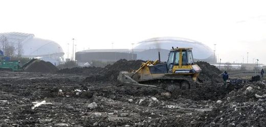 Okolí sportovišt je měsíc a půl před začátkem her stále staveniště.