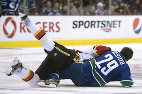 Tom Sestito z Vancouveru a Brian McGrattan patřili k nejaktivnějším rváčům.