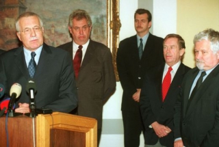 Zleva tehdejší předseda Poslanecké sněmovny Václav Klaus, premiér Miloš Zeman, ministr obrany Jaroslav Tvrdík, prezident Václav Havel a předseda Senátu Petr Pithart na společném brífinku po jednání Bezpečnostní rady státu 27. března 2002 v Praze.