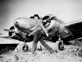 Věčné otazníky kolem zmizení slavné pilotky Amelie Erhartové. Na foto s letadlem Lockheed Electra 10E NR16020. 