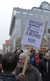 Z protirežimní demonstrace Dělnické mládeže.