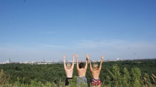 Topless Tour: lidé z celého světa posílají své fotky "nahoře bez" na Facebook a Instagram.