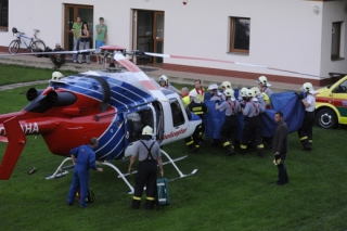 Vyproštěný muž byl letecky přepraven na traumacentrum do Hradce Králové.