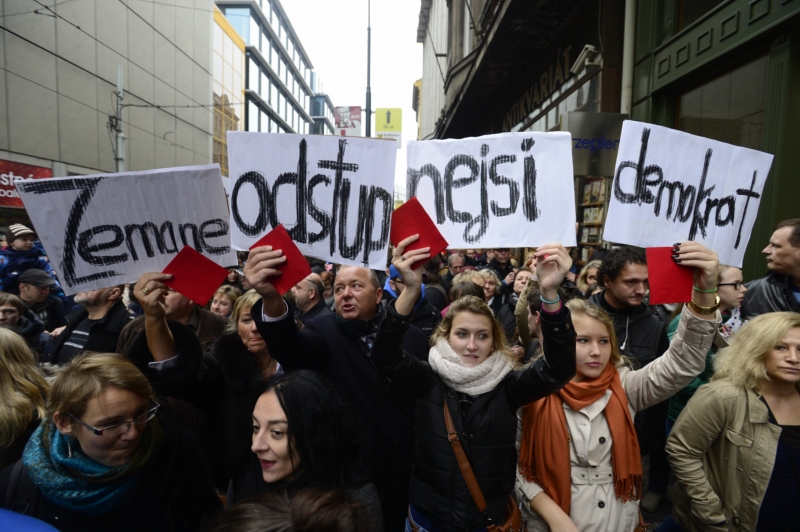 Mnoho protestujících vyzývalo Miloše Zemana k odstoupení.